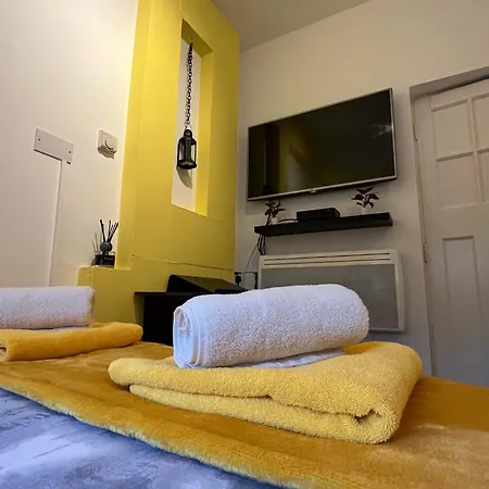 The Yellow Sapphire Sanctum - Cosy 1 Bed Flat With Free Parking & Fast Wifi Near Centre, New Street Station, National Sea Life Centre Birmingham, Ladywood Leisure Centre And Egbaston Golf Club *