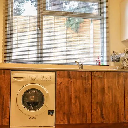 The Yellow Sapphire Sanctum - Cosy 1 Bed Flat With Free Parking & Fast Wifi Near Centre, New Street Station, National Sea Life Centre Birmingham, Ladywood Leisure Centre And Egbaston Golf Club Apartment Birmingham