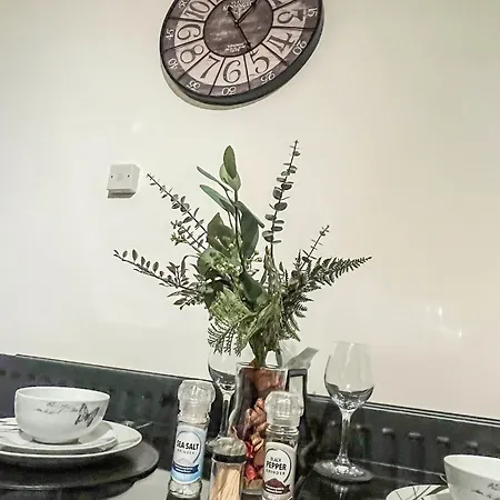 The Yellow Sapphire Sanctum - Cosy 1 Bed Flat With Free Parking & Fast Wifi Near Centre, New Street Station, National Sea Life Centre Birmingham, Ladywood Leisure Centre And Egbaston Golf Club Apartment *