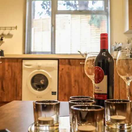 The Yellow Sapphire Sanctum - Cosy 1 Bed Flat With Free Parking & Fast Wifi Near Centre, New Street Station, National Sea Life Centre Birmingham, Ladywood Leisure Centre And Egbaston Golf Club Apartment Birmingham