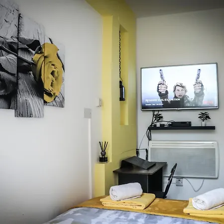 The Yellow Sapphire Sanctum - Cosy 1 Bed Flat With Free Parking & Fast Wifi Near Centre, New Street Station, National Sea Life Centre Birmingham, Ladywood Leisure Centre And Egbaston Golf Club *