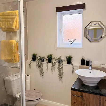 The Yellow Sapphire Sanctum - Cosy 1 Bed Flat With Free Parking & Fast Wifi Near Centre, New Street Station, National Sea Life Centre Birmingham, Ladywood Leisure Centre And Egbaston Golf Club Birmingham