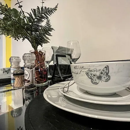 Apartment The Yellow Sapphire Sanctum - Cosy 1 Bed Flat With Free Parking & Fast Wifi Near Centre, New Street Station, National Sea Life Centre Birmingham, Ladywood Leisure Centre And Egbaston Golf Club Birmingham